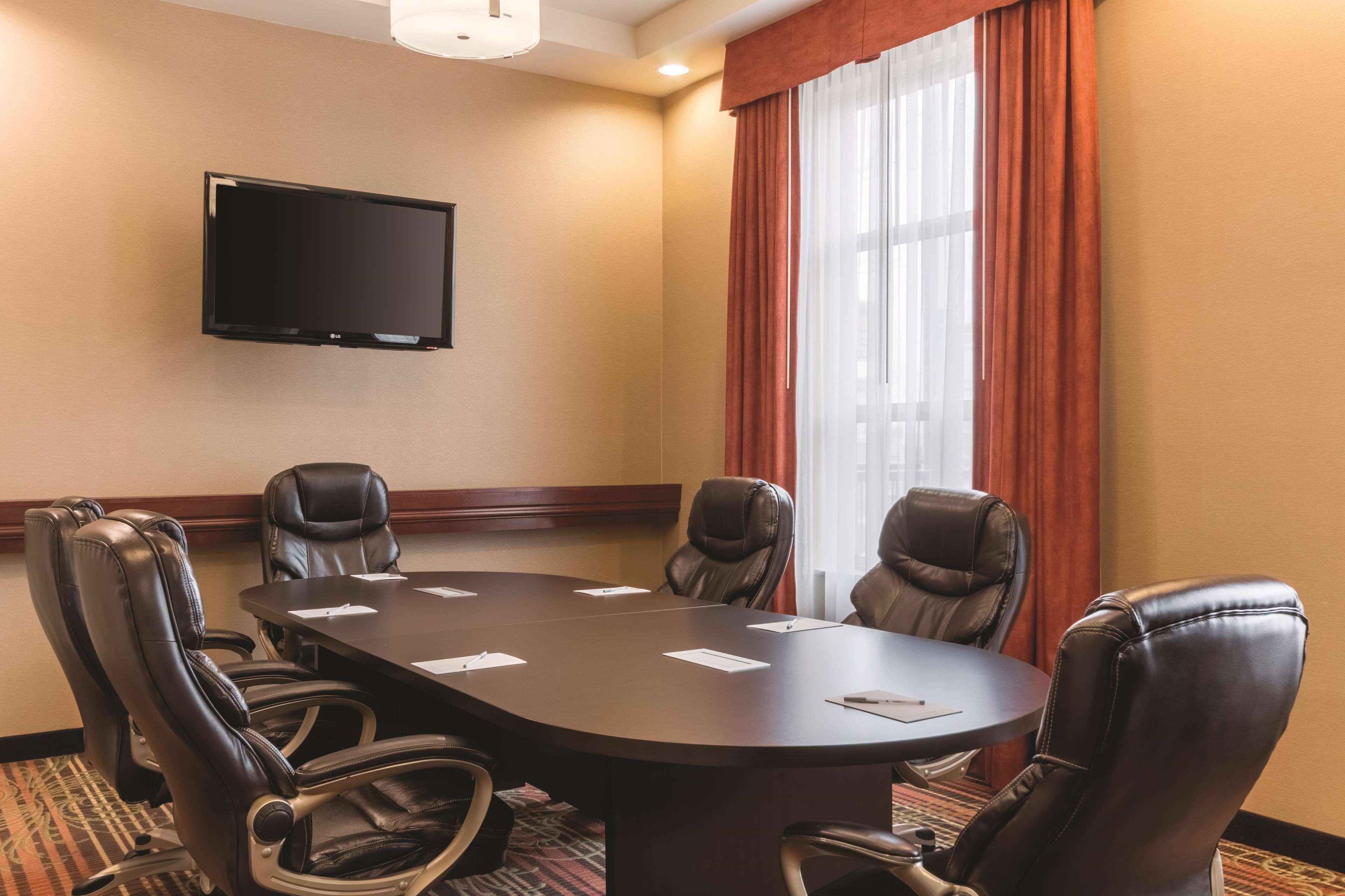 Hampton Inn By Hilton Edmonton South Экстерьер фото