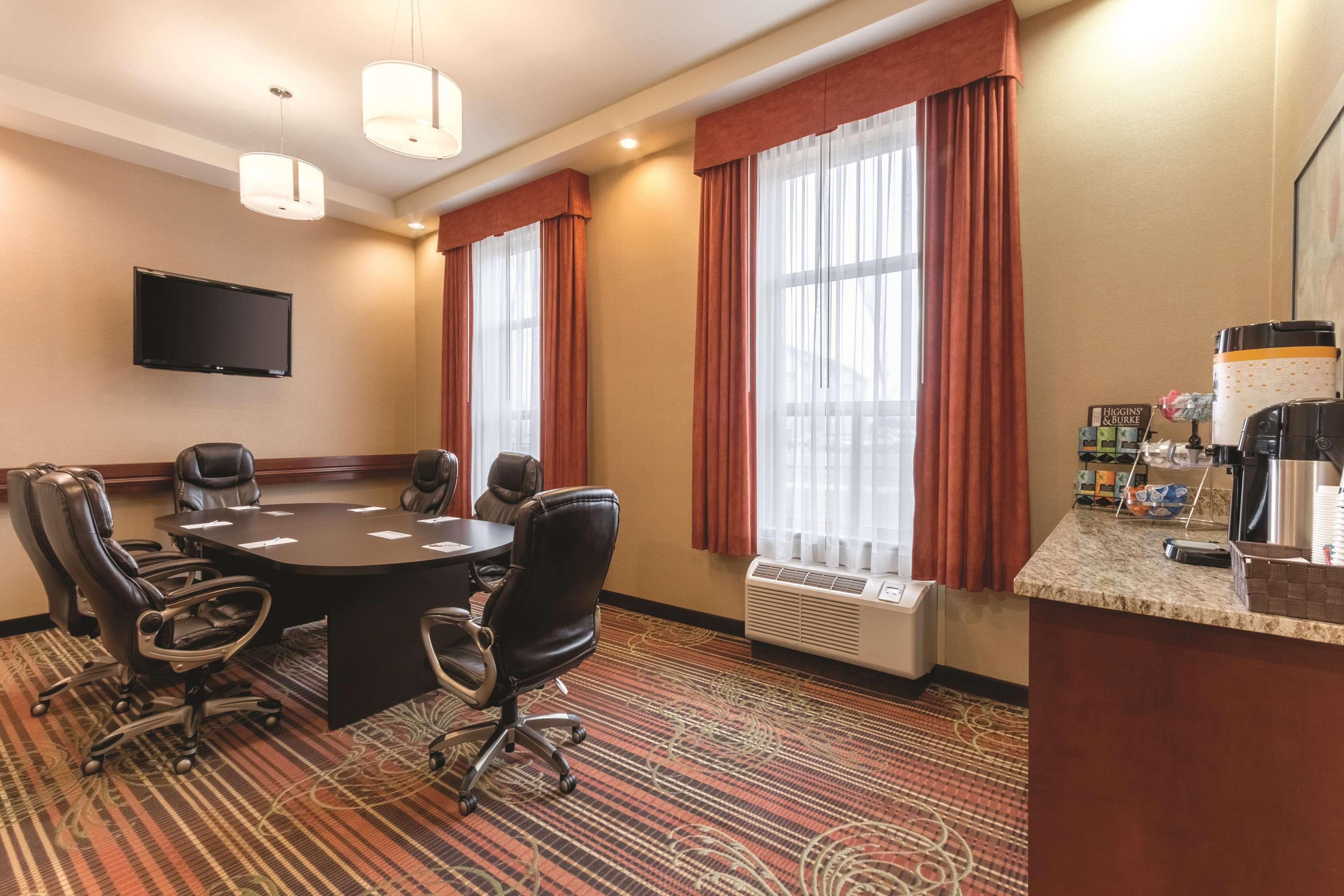 Hampton Inn By Hilton Edmonton South Экстерьер фото